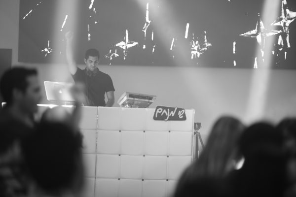 די גיי שי מנחם לחתונה