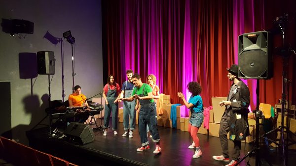 הגברה ותאורה להצגה של גרייניק