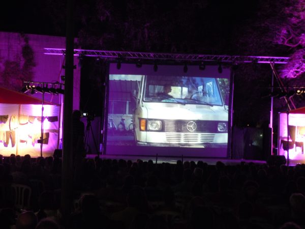 הקרנה על מסך ענק