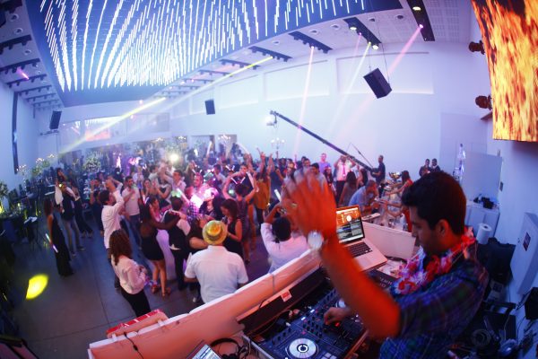 ידיים באוויר די גיי שי מנחם