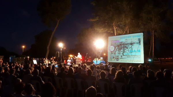 מסך הקרנה אחורית 3 על 4