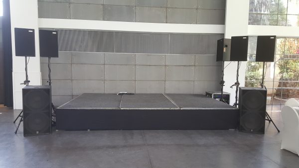 הגברה לרחבת ריקודים במסיבת חתונה צהריים