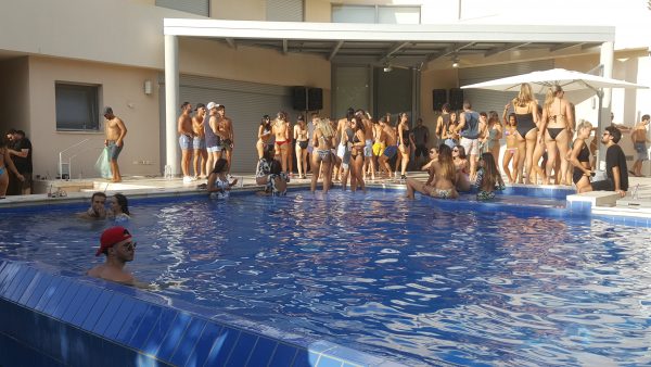 הגברה צהריים מסיבה בריכה