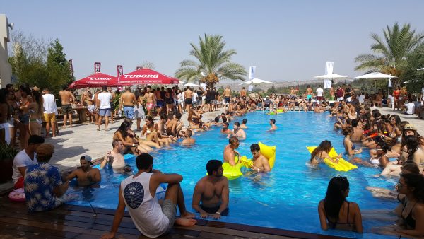 מוסיקה והגברה למסיבת בריכה