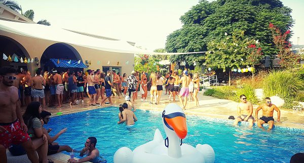 מסיבת בריכה במושב