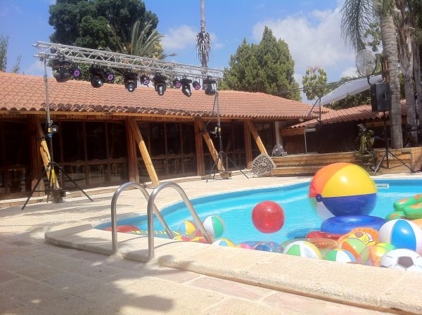 שי מנחם הגברה ותאורה מסיבה עסקית